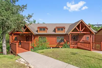 Image de Peaceful Walk-in Cabin with Whirlpool Tub, Gas Fireplace, and Screened-in Porch