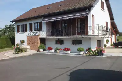 Image de Maison calme, au cœur d'une campagne verdoyante.