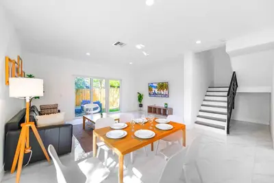 Family Townhouse + Free Parking