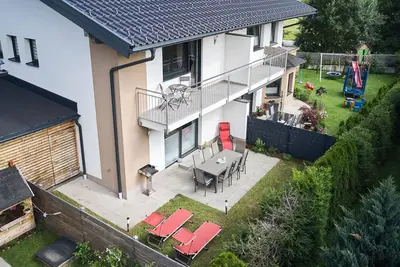 Image de Modern vacation home with garden and infrared sauna