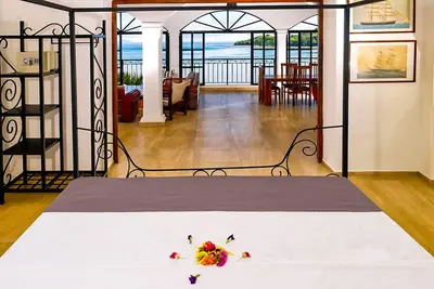 Image de Circé: Classique, Moderne avec une touche de Glam!