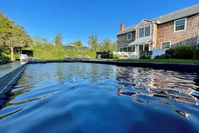 Image de Serene, Luxurious Southampton Village Escape That's Close to Everything