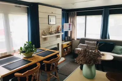 Image de Large Mobil-Home Pleasant and well equipped. In wooded setting.