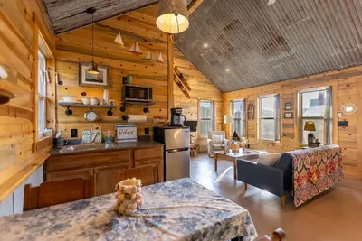 Image de 2Queen Bedroom Lakehouse #4 Cottage by RusTx Ranch