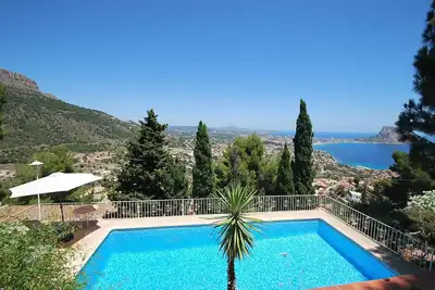 Image de Maison avec piscine privée et vue imprenable sur la mer