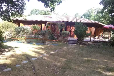 Image de propriété avec piscine dans parc naturel des landes de gascogne