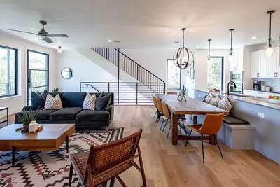 Image de Southside of Heaven: Hot Tub, Game Room & Perks in a Chic South Austin Retreat