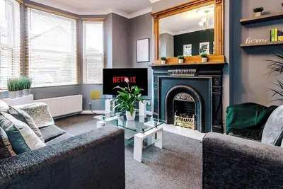 Spacious Modern Chester Home - Great Location