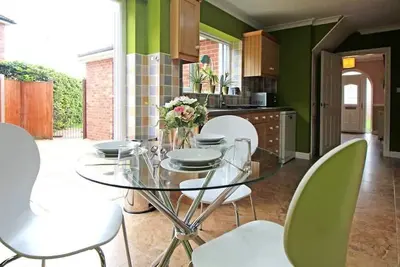 Image de Queens Road - Spacious 4 bedroom home with parking