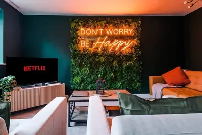 Image de Luxury Town House Chester City with Driveway & Ev