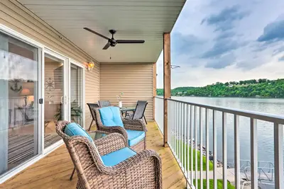 Image de Breezy Lakefront Condo w/ Balcony & Lake View!