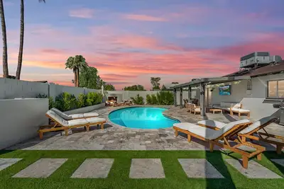 Old Town Desert Villa • Heated Pool, Casita, Games
