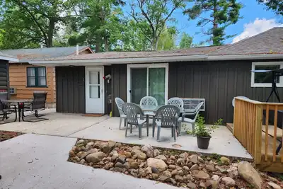 Image de Cozy Cottage: A Lakeside Nook of Comfort and Charm