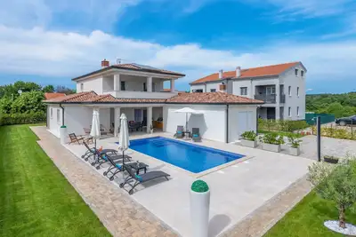 Image de First-class villa with pool, 9 km from PoreÄŤ