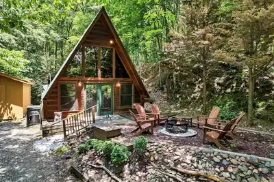 Cozy Bear Cabin- Great Location & Hot Tub!