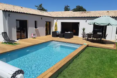 Image de Villa contemporaine familiale avec vue forêt et piscine privée. 8 couchages.