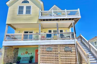Image de Updated & roomy 4br coastal home. Sleeps 10. 6 beds. Great area. 3 nite minimum!