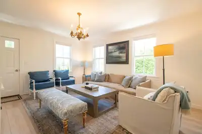 Image de 4 Bedroom Gem, 10 minute walk to town!