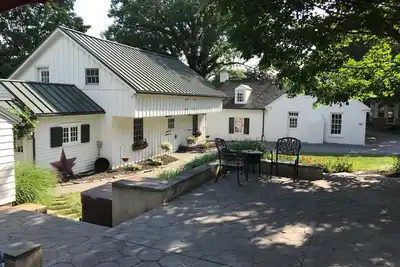 Image de refinished barn with pool table, ping pong, pool and hot tub!