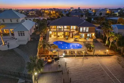 Image de Private Harborfront Home-2 min walk to Beach-2nd To None Resort Style Amenities!