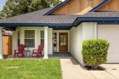 Image de Remodeled home near historic downtown