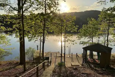 Image de *Lakefront 5br home*Indoor pool+sauna+game room