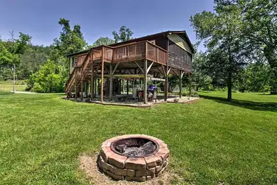 Image de Fire Pit + Patio: Creekside Cabin in Eagle Rock!