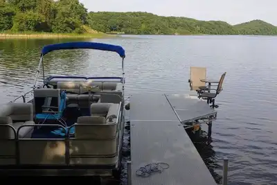 Image de Pontoon Boat 21 ft. Perfect for a tour of the lake!