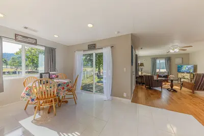 Image de Charming Cottage near historic Jacksonville. Wi-Fi, fenced pet area.