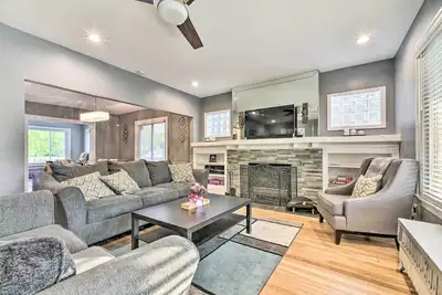 Image de Elegant Detroit Home w/ Yard ~ 5 Mi to Dtwn!