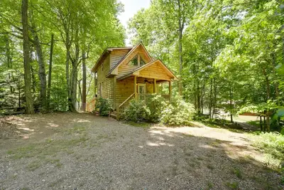 Image de Cozy Whittier Cabin + Yard & Hot Tub, Pets Welcome