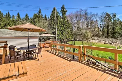 Image de 3 Mi to Lake: Spacious Tobyhanna Home & Guest Home