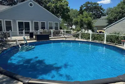 Image de Modern 3 Br with a huge fenced yard and heated pool right by downtown