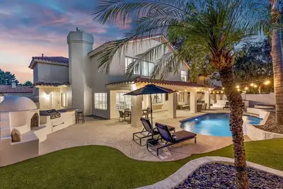 Desert Sol l Heated Pool l Hot Tub l Putting Green
