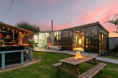 Image de The Smurf Shack - Renovated Retro Gem with Awesome Outside Living.