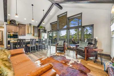 Image de Luxury lodge with pool table, grill, breathtaking views, hot tub, firepit & WiFi