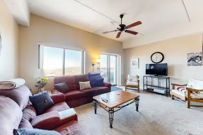 Image de Cozy condo with mountain views, easy slope access, WiFi, pool, hot tub and sauna