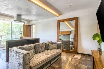 Image de Tropical getaway with a pool, kitchenette, fast WiFi, fitness room, & lounge