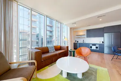 Image de 32nd-floor Rainey St condo with stunning lakeview balcony, rooftop pool & gym