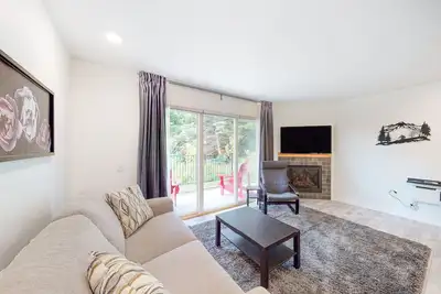 Image de Ski-in/ski-out condo near the slopes with pool, fast WiFi & garden-level patio