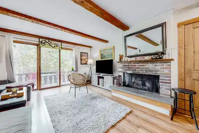 Image de Spacious townhome with mountain view, deck, fireplace, & fast WiFi