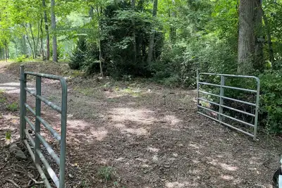 Image de Private mountain home with  5 acres recently remodeled.