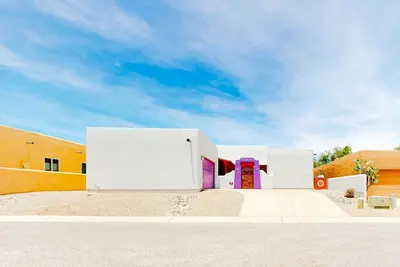 Image de Modern adobe home with a community pool, washer/dryer - snowbirds welcome!