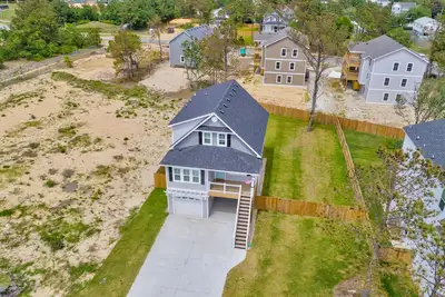 Image de Newly-built island home with fast WiFi, private hot tub, fenced yard & gas grill