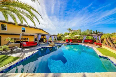 Image de Dreamy SoCal home near the beach with pool, hot tub, pool table, grill & firepit