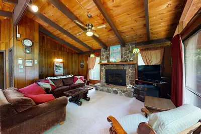 Image de Cozy tree-lined cabin with large yard, firepit & deck - fast wifi & fireplace
