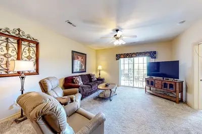 Image de Fairway-view condo + studio with WiFi, balcony