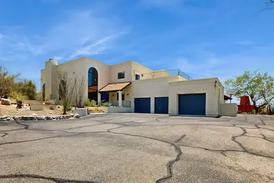 Image de Dazzling retreat with city views, pool, hot tub, bocce ball court, & roof deck