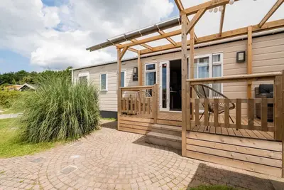 Image de Chalet de luxe avec jardin dans un endroit calme à Renesse