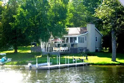 Image de Peaceful Lakefront Cottage with kayaks, canoe, paddleboat and fishing rowboat